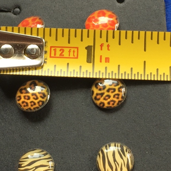 3 Pairs of Stud Earrings - Picture 5 of 6